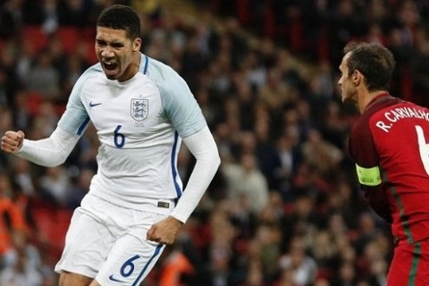 Trung vệ Smalling mang ơn HLV Van Gaal