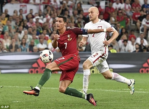 Chơi dưới mức trung bình, Ronaldo vẫn được HLV Santos khen ngợi
