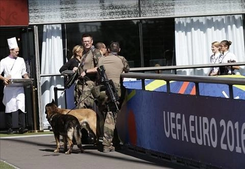 NÓNG: Đội phá bom phát hiện chiếc túi lạ gần xe chở ĐT Pháp