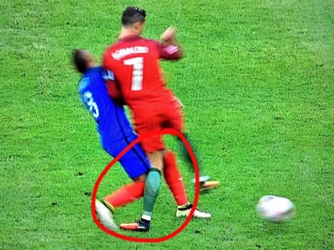 Huyền thoại M.U ca ngợi cú tắc bóng hạ gục Ronaldo của Payet