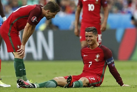 Nóng: Ronaldo rời sân ở phút 25 vì chấn thương nặng