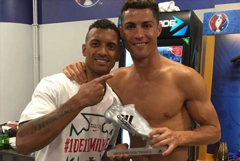Ronaldo tặng đồng đội Nani Chiếc giày Bạc Euro 2016
