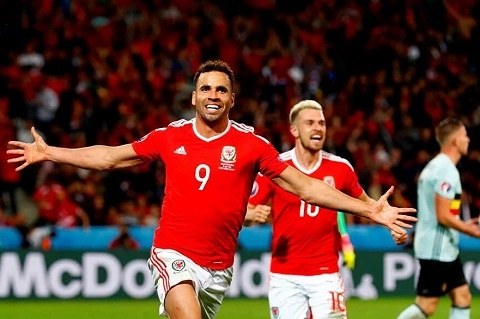 Fan bóng đá kêu gào các CLB chiêu mộ người hùng xứ Wales