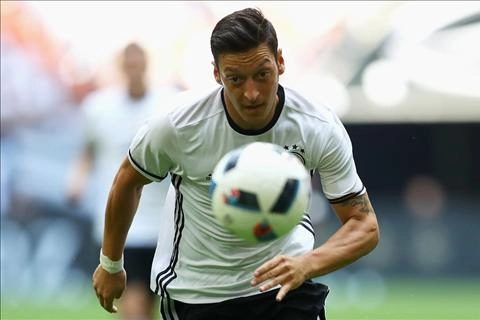 Ozil: “Tôi cũng chẳng kém Ronaldo đâu !”