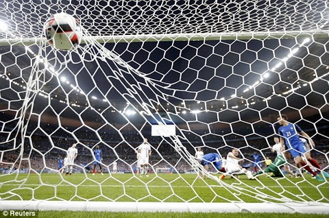 Bjarnason kiếm thêm bàn danh dự cho Iceland (Pháp 5-2 Iceland)