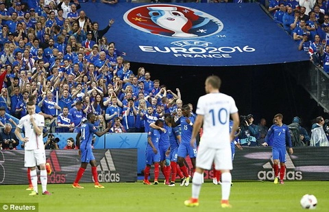 Paul Pogba đánh đầu dũng mãnh nâng tỷ số lên 2-0 cho Pháp ở trận vs Iceland