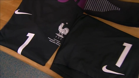 Quang cảnh phòng thay đồ hai đội Pháp vs Iceland trước trận tứ kết