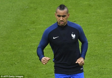 Tiền vệ Dimitri Payet sút xa không quá nguy hiểm (Trực tiếp Pháp vs Iceland)