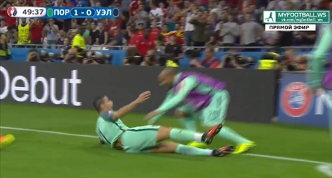 Ronaldo đánh đầu mở tỷ số trận BĐN vs Wales