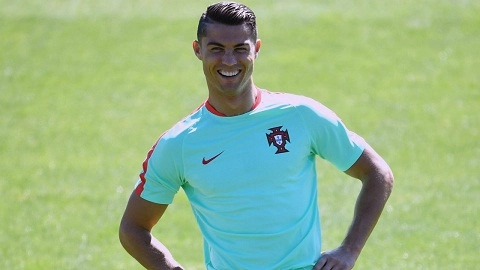 HLV Deschamps: Không có hàng thủ nào đủ sức ngăn cản Ronaldo