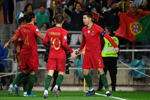Lập hat-trick dập chỉ trích, CR7 được tâng bốc lên mây xanh