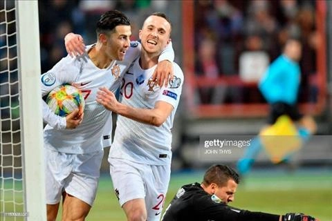 Hai tuần sau vụ Ramsey, Ronaldo cướp trắng bàn thắng của đồng đội