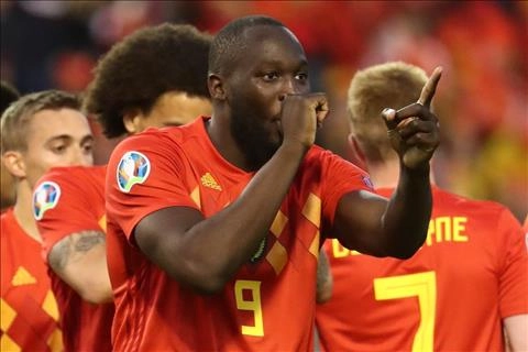 VIDEO: Lập cú đúp, siêu tiền đạo Lukaku vẫn không quên sở thích tấu hài cho fan ham mộ