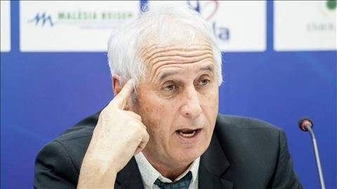 HLV tuyển Kosovo trả lời phỏng vấn cực gắt như muốn ăn tươi nuốt sống phóng viên