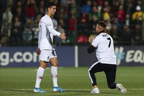 Cả gan cà khịa Ronaldo, huyền thoại Spurs phải tìm lỗ để chui xuống