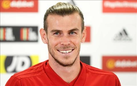 Thầy trò Ryan Giggs khen ngợi lẫn nhau