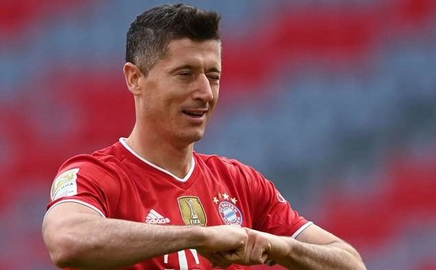 Bắn chim như Ronaldo, Lewandowski phá tan điện thoại của đồng đội