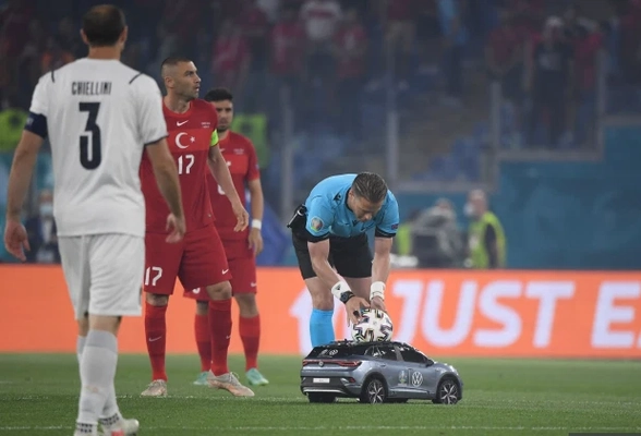 Ô tô điều khiển từ xa làm nhiệm vụ bất ngờ ở trận khai mạc Euro 2020