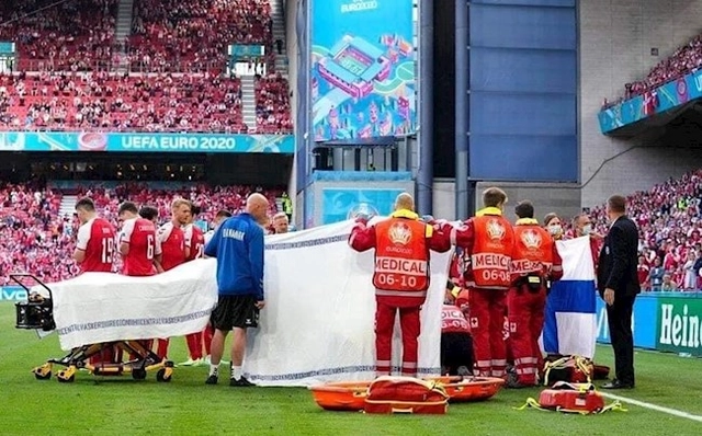 Ấm lòng hành động của CĐV Phần Lan để bảo vệ Eriksen khỏi máy quay