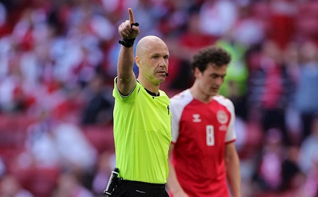 Trọng tài Anthony Taylor được ca ngợi xử lý sự cố Eriksen tuyệt vời