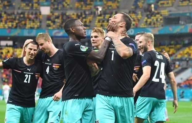 Alaba bóp mồm ngăn đồng đội văng tục gáy bẩn