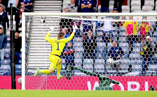 Biểu cảm hài hước của thủ môn Scotland trong siêu phẩm từ VẠCH GIỮA SÂN của Schick