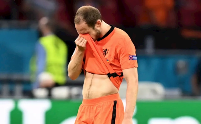 Mắc bệnh tim như Eriksen, Daley Blind khóc nức nở khi đá được 64 phút trước Ukraine