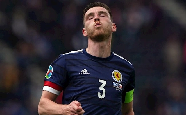 Hậu vệ Liverpool thất vọng sau trận thua CH Séc