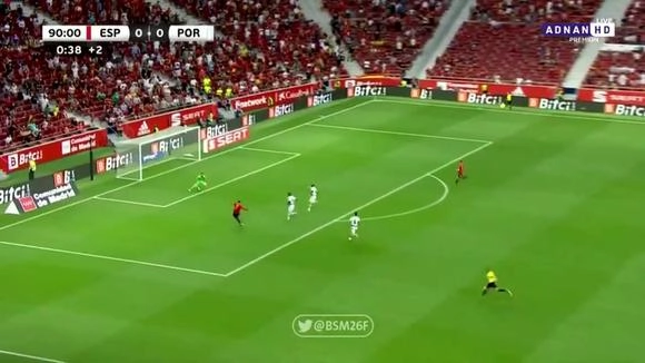 “Gạch đá” ném vỡ đầu Alvaro Morata