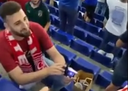 Màn cầu hôn bạn gái có một không hai ở VCK Euro 2020