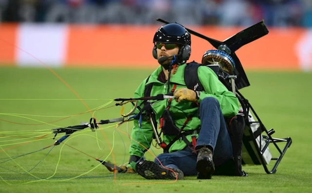 CĐV phi thân bằng dù ngay trong trận Đức vs Pháp