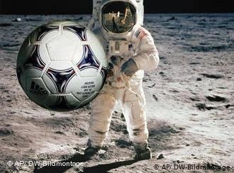 Ảnh chế cú đá 11m đưa bóng lên tận sao hỏa của Gareth Bale