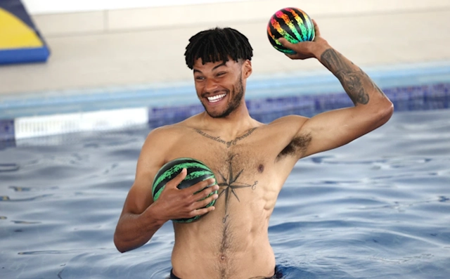 VIDEO: ĐT Anh tập đánh đầu bằng dưa hấu