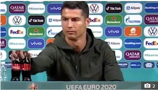HLV ĐT Nga vả thẳng vào mặt Cristiano Ronaldo