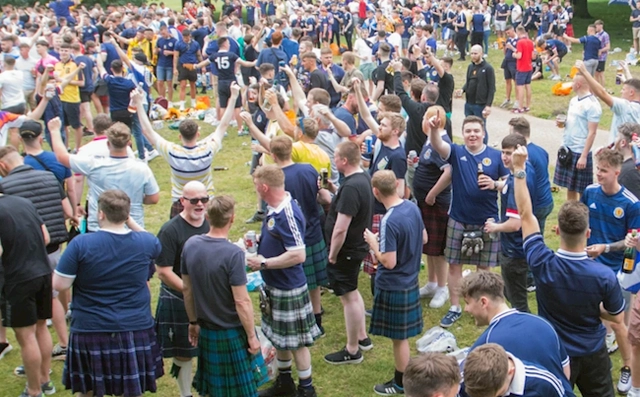 Fan Scotland bị tóm dính trước đại chiến Anh vì khỏa thân