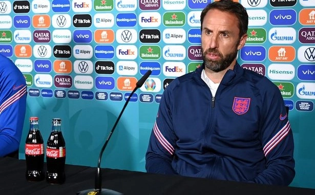 Kane và HLV Southgate ủng hộ Coca Cola sau màn tẩy chay của Ronaldo