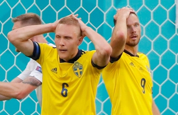 VIDEO: Xem lại phản xạ xuất thần, cứu thua trên vạch vôi của thủ môn Slovakia