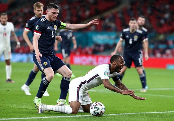 ĐT Anh mất oan penalty trước Scotland
