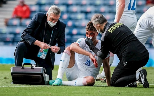 Chân sút hot nhất EURO bị Lovren đánh chảy máu mũi