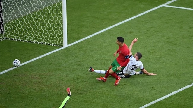 Chiêm ngưỡng bàn thắng đầu tiên của Cristiano Ronaldo vào lưới ĐT Đức
