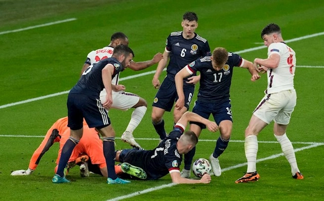 Bức ảnh đỉnh nhất trận Anh vs Scotland: McTominay bị giẫm đạp không thương tiếc