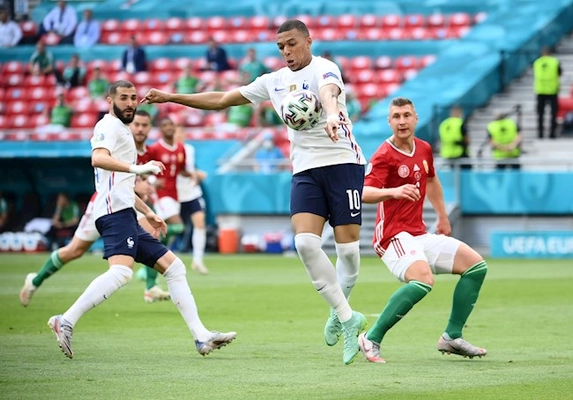 Bài dự thi: Hungary vs Pháp - Gà trống cồ Pháp may mà có gà ô son Mbappe