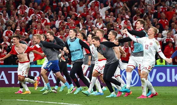 Đan Mạch vào vòng 1/8 một cách thần kỳ, Christian Eriksen ngay lập tức lên tiếng