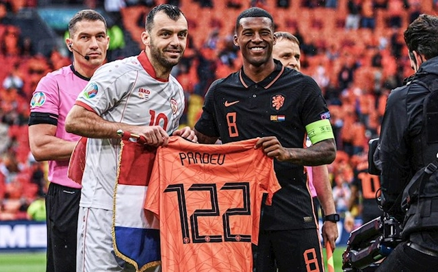 Pandev nhận món quà cực ý nghĩa từ ĐT Hà Lan