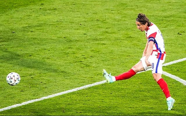 Modric đi vào lịch sử sau siêu phẩm trivela