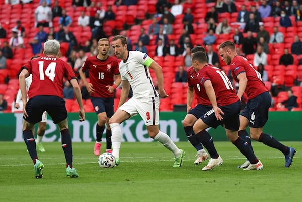 2 bức ảnh lý giải vì sao Harry Kane vô hại ở Euro 2020