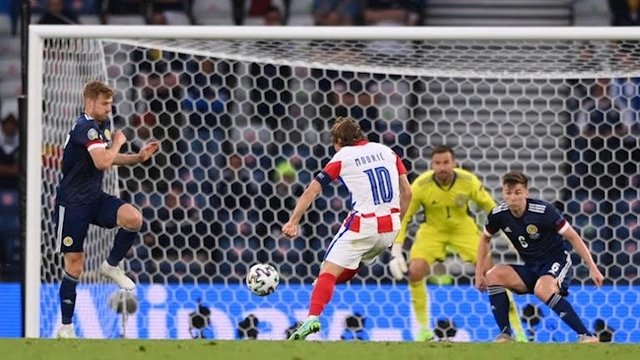 VIDEO: Xem đi xem lại không chán siêu phẩm trivela của Modric vào lưới Scotland