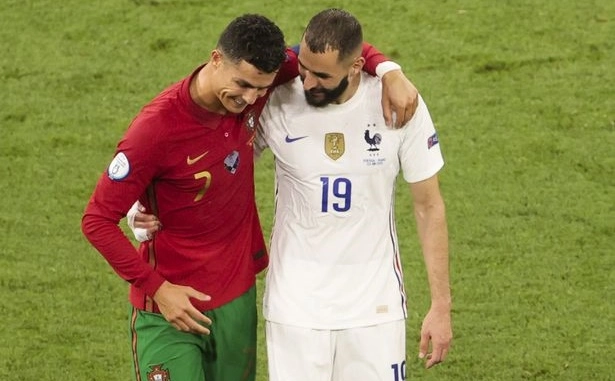 Benzema và Ronaldo đổi áo ngay hiệp 1, fan chế ra lý do cười đau ruột