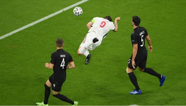 VIDEO: Adam Szalai bay người đẳng cấp khiến Manuel Neuer bó tay