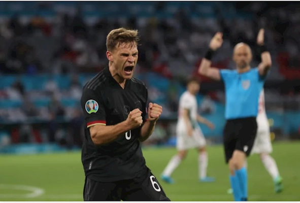 VIDEO: Cú đá không thể cản phá đưa Cỗ xe tăng vào vòng 1/8